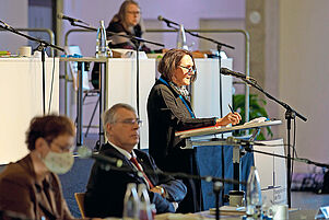 Steigende Personalkosten und sinkende Steuereinnahmen: Finanzdezernentin Karin Kessel bringt den Doppelhaushalt ein. Foto: view