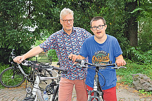 Jetzt ab in den verdienten Urlaub: Tomas und sein Vater Norbert Hauck freuen sich schon aufs Radfahren in Südtirol. Foto: Landry
