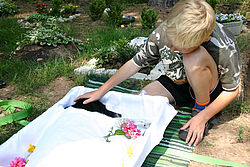 Wer sein Haustier beerdigen will, kann dies unter anderem auf dem Tierwaldfriedhof Enkenbach-Alsenborn tun.