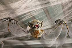 Gruselig: Das Fledermausmonster lauert in der Nacht...