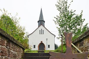Gottesdienst ohne Geläut: Der Glockenstuhl in der protestantischen Kirche in Hilst ist bereits seit vier Jahren stark renovierungsbedürftig. Foto: Seebald