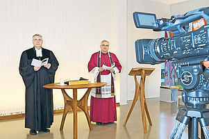 Kirchenpräsident Christian Schad (links) und Bischof Karl-Heinz Wiesemann bei der live gestreamten Andacht in der Kapelle des Butenschoen-Hauses in Landau. Foto: Krauß