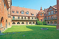 Hof der Abtei: Die meisten Gebäude des im Mittelalter gegründeten Frauenklosters sind restauriert. Foto: epd