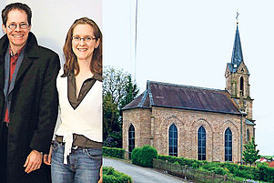 Nimmt ab Januar 2017 ein Sabbatjahr: Pfarrerehepaar Daniel und Daniela Macchini. Rechts die Kirche in Hüffler. Foto: Sayer