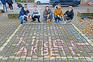 Provokative Straßenbilder (von links): Denny Hempel, Nico Ziehl, Joscha Postel, Collin Haaf und Jonathan Hauptmann. Foto: Krauß