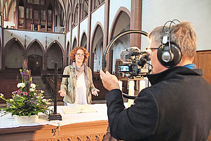 Gut im Bild: Jürgen Schaaf filmt Pfarrerin Mirjam Dembek für eine Videoandacht. Foto: pv
