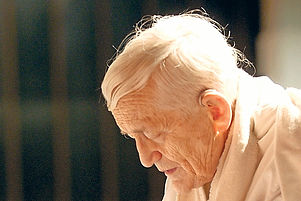 Frère Roger hat vor 75 Jahren die erste ökumenische Ordensgemeinschaft ins Leben gerufen. Fotos: epd (2), wiki (1)
