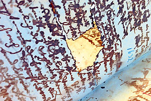 Von Tintenfraß zerfressenes Dokument. Foto: Zentralarchiv