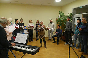 Während einer Probe in Homburg: Die Mitglieder des Chors sind etwa zur Hälfte Syrer und Deutsche. Foto: von Waldow