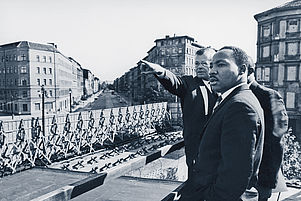 12. September 1964: Bürgerrechtler Martin Luther King besucht die Berliner Mauer in der Bernauer Straße. Foto: epd