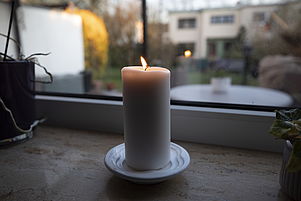 In etlichen Fenstern stehen abends brennende Kerzen. Die Menschen zünden sie an, während vielerorts um 19.30 Uhr die Kirchenglocken läuten. Foto: view