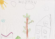 Jonathan (6 Jahre) hat die Hängematte im Garten aufgehängt.
