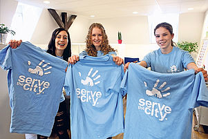 Sprecherinnen der AG „Serve the City“ der Maria-Ward-Schule (von links): Vanessa Stein, Elise Duthie und Dana Mayer. Foto: Iversen