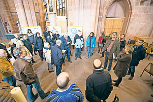 Großes Interesse: Besucher begutachten die Schäden in der Stiftskirche. Foto: view