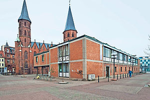 Soll renoviert werden: Verwaltungsgebäude neben der Stiftskirche wird wegen Ensembleschutzes außen nicht gedämmt. Foto: view