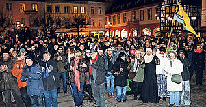 Demonstrierten auf dem Neustadter Marktplatz für Toleranz und Offenheit: Rund 300 Menschen bei der Kundgebung. Foto: LM