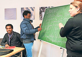 Wollen mit der Gesellschaft in Dialog treten: Eritreische Asylbewerber im Sprachunterricht bei Meike Lacha. Foto: Franck