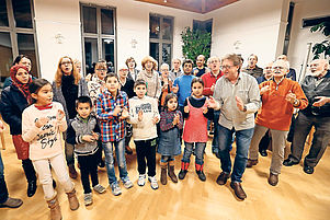 Bei der Probe im Haus der Familie in Bad Bergzabern: Erwachsene und Kinder des gemischten Chors „Come together“. Foto: Iversen