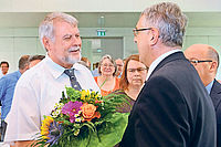 Gratulation: Kirchenpräsident Christian Schad (rechts) beglückwünscht den neuen Synodalpräsidenten Hermann Lorenz. Fotos: Landry