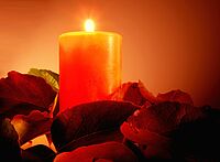 Kerzenlicht erhellt. Foto: chocolat01/pixelio