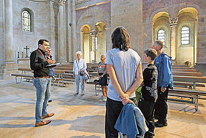 Erklärt Besuchern das theologische Programm der romanischen Kathedrale: Der Theologiestudent Florian Hoffmann. Foto: Landry