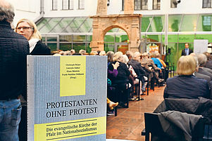 Diskussionsstoff für die Synode: Das neue Handbuch zur NS-Geschichte. Foto: Landry 