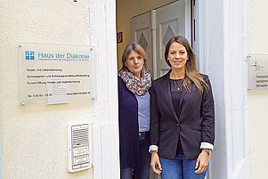In der Kirchenstraße 13 anzutreffen: Petra Steller (links) und Sabrina Garlinski. Foto: Mohr