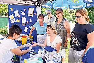 Beim Jahresfest im Park des Speyerer Diakonissenmutterhauses: Besucher nutzen Gelegenheit für einen Bluttest.