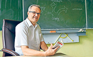 Unterrichtet auch an der Friedrich-Schiller-Realschule plus in Frankenthal: Der mennonitische Religionslehrer Otto Wiebe. Foto: Bolte