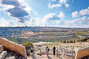 Heimat für Juden und Palästinenser: Blick vom Ölberg auf die Altstadt mit dem Felsendom in Jerusalem. Foto: epd