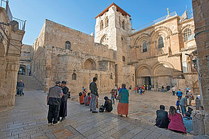 Vorplatz und Eingang zur Grabeskirche im christlichen Viertel von ­Jerusalem. Foto: epd