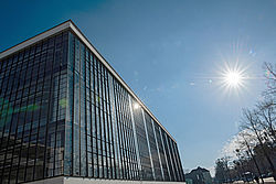 Das Bauhaus-Hauptgebäude von Gropius in Dessau, zugleich Sitz der Stiftung Bauhaus Dessau. Foto: epd