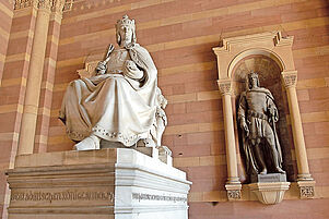 Beschützer der Christen: Skulptur von Konrad II. in der Speyerer Dom-Vorhalle. Foto: epd