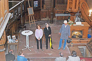 Offene Bühne in der Bergkirche: Zum Festprogramm der Wiederindienststellung gehörten auch Kabarettauftritte. Foto: Pfundstein