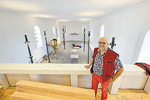 In dem noch nicht ganz eingerichteten Kirchenraum: Pfarrer Ralph Gölzer. Foto: Landry