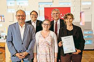 Preisträger: Die Mitarbeiter des Gemeindebriefs „Landauer Stiftskirchenblatt“ zusammen mit Christian Schad und Hartmut Metzger. Foto: view