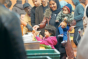 Logistische Herausforderung für die freiwilligen Helfer: Essensausgabe in einer Flüchtlingsunterkunft. Foto: epd