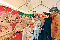 Kunstvolle biblische Szenen in Holz: Hofweihnachtsmarkt bei Familie Pietro und Gudrun Rossi (rechts) in Otterstadt. Fotos: Landry