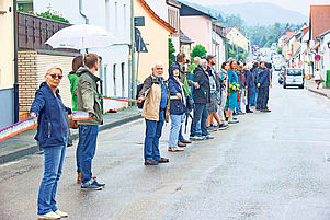 Der Abschnitt der Menschenkette von Kindsbach nach Landstuhl: Trotz Dauerregens nahmen Menschen jeden Alters teil. Foto: view