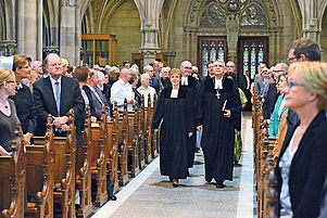 Beim Einzug in die Gedächtniskirche: Oberkirchenrätin Marianne Wagner (links) mit Kirchenpräsident Christian Schad (vorne rechts). Foto: Landry