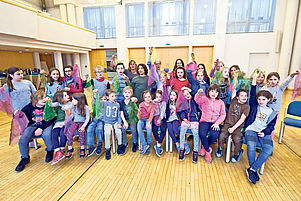 Singen mit Kindern: In der Mitte der hinteren Reihe (von links) Eva Klamroth, Beate Stinski-Bergmann und Antonietta Jana. Foto: view