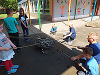 Macht Spaß und schmeckt: Stockbrotgrillen.