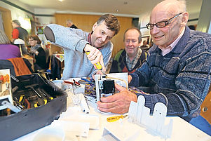 Reparieren eine defekte Munddusche (von links): Seniorenreferent Rainer Brunck und die Hobbymechaniker Hans-Erich von Hahn und Georg Wackershauser. Foto: Iversen