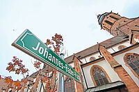 Erinnert an einen berühmten Sohn der Stadt: Der Johann-Bader-Platz an der Stiftskirche Landau, wo Bader predigte. Foto: VAN
