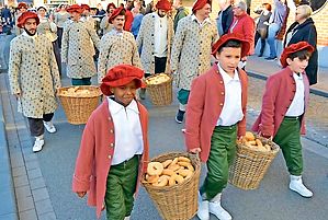 Die Kostüme gehen auf das Jahr 1449 zurück. In Geraardsbergen werden seit 1599 ­insgesamt 5000 Krakelinge, Namensgeber des Fests, unter das Volk gebracht. Foto: Traub