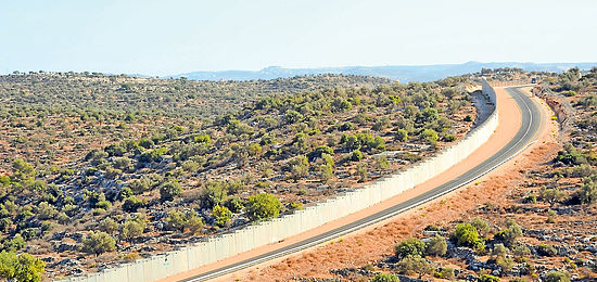 Zeichen der Abgrenzung: Trennmauer im Westjordanland bei der Siedlung Modeein Elit, in der ultraorthodoxe Israelis wohnen. Foto: epd