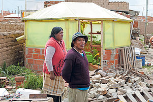 Gemüse für gesunde Ernährung der Migrantenfamilien vom Land: Der Tagelöhner Félipe vor seinem Gewächshaus in El Alto. Foto: all