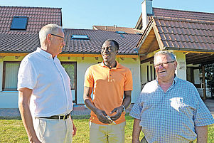 Tauschen sich über ihren evangelischen Glauben aus (von links): Pfarrer Heiko Schipper, Gilbert Acua und Günter Krick. Foto: Kunz