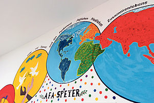 Ein Stück Hoffnung in Farbe: Dieses Wandbild in der Erstaufnahme-Einrichtung Speyer haben Flüchtlinge gestaltet. Fotos: pv