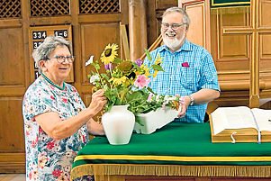 Finden die meisten Blumen für den Hornbacher Kirchenschmuck in ihrem eigenen Garten: Liesel und Willi Rauch. Foto: Steinmetz